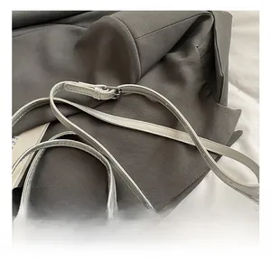 Détail d'une bandoulière réglable en cuir PU argenté avec boucle métallique chic