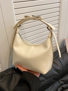 Sac hobo demi-lune blanc crème avec nœud élégant sur l'anse et surpiqûres verticales