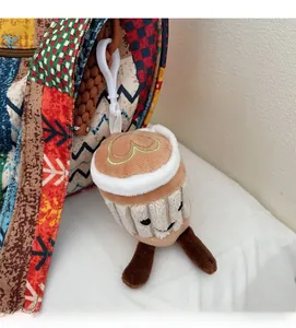 Ciondolo per borsa a forma di tazza di caffè in peluche attaccato a una borsa tote