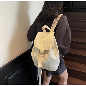 Détail du sac à dos en nylon imperméable blanc cassé avec boucle argentée et zip latéral