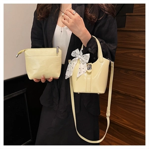 Set borsa a secchiello giallo chiaro con foulard a pois e pochette con cerniera