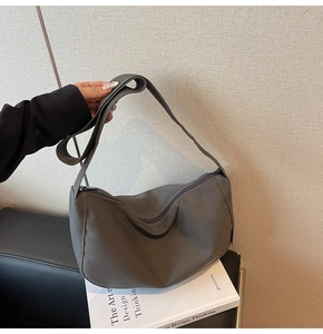 Detailansicht der großen dunkelgrauen Canvas-Hobo-Tasche mit breitem Gurt und Reißverschluss