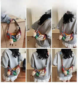Dettagli di una borsa patchwork con motivi geometrici e un ciondolo di peluche
