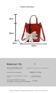 Rote Handtasche aus PU-Leder mit Maßen 13x19x6cm und dekorativem weißen Blumenanhänger