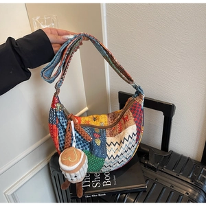 Dettaglio della borsa patchwork bohémien con motivi vivaci e ciondolo di peluche carino