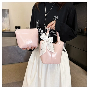 Borsa a secchiello rosa lucida con pochette coordinata e fiocco a pois per donna