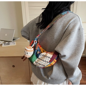 Dettaglio laterale di una borsa patchwork boho con ciondolo a forma di tazza di caffè
