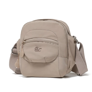 Détail du sac bandoulière en nylon avec poches zippées et broderie du logo MS chic