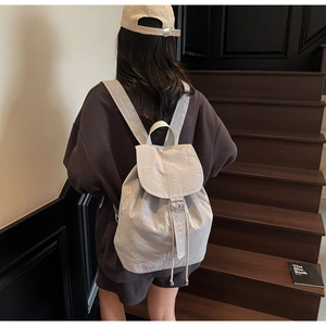 Détail d'un sac à dos en nylon imperméable minimaliste avec rabat et cordon de serrage