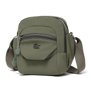 Détail de la sacoche en nylon vert militaire avec bandoulière réglable et poche frontale