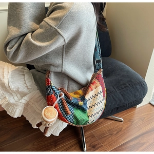 Dettaglio della borsa hobo con motivi patchwork colorati e ciondolo a forma di bambola