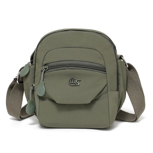 Détail du sac bandoulière en nylon vert militaire avec plusieurs compartiments zippés