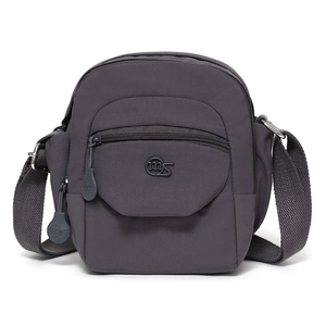 Détail d'un sac bandoulière en nylon gris foncé avec logo et sangle large réglable