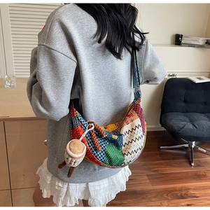 Dettaglio di una borsa a mezzaluna patchwork retrò con un ciondolo a tazza di caffè
