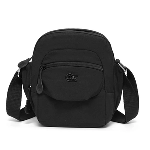 Détail de la sacoche en nylon noir avec poches zippées et bandoulière réglable