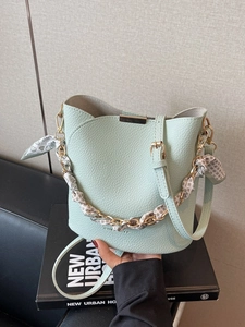 Sac Seau en Cuir PU à Texture Litchi pour Femme Avec Poignée en Chaîne Enveloppée de Foulard Sac à Bandoulière Mode