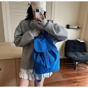 Détail d'un sac à dos en nylon bleu avec cordon de serrage et boucle pour école et voyage