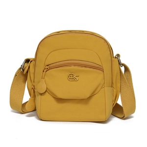Gros plan du sac bandoulière en nylon jaune avec doubles zips et sangle en tissu épais