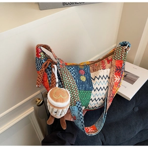 Dettaglio borsa hobo patchwork con motivi etnici e ciondolo a forma di caffè morbido