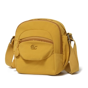 Détail du sac bandoulière en nylon jaune avec poches zippées et sangle ajustable
