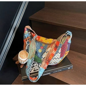 Dettaglio che mostra le texture della borsa patchwork colorata con un ciondolo caffè in peluche