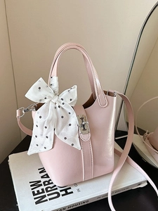 Borsa a secchiello rosa con dettaglio foulard in seta e chiusura a girello in argento