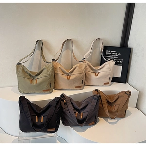 Vue détaillée des sacs bandoulière en toile en vert armée, beige, noir et marron café