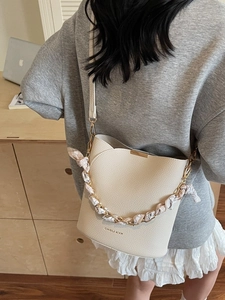 Sac seau beige motif litchi avec bandoulière chaîne foulard et sangle en cuir