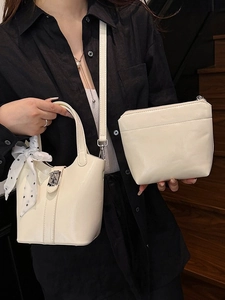 Set borsa a secchiello color crema con manico in seta e pochette moda da donna