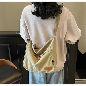 Modèle portant un grand sac fourre-tout en toile vert olive pour le quotidien