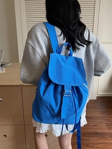 Sac à dos en nylon bleu ciel pour femme imperméable avec rabat et cordon de serrage