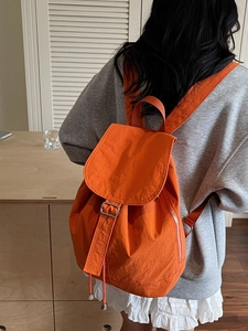 Sac à dos minimaliste en nylon orange imperméable avec rabat à cordon et boucle en métal