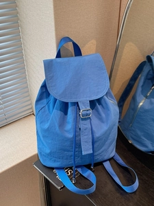 Sac à dos minimaliste en nylon bleu vif avec rabat à cordon et boucle métallique
