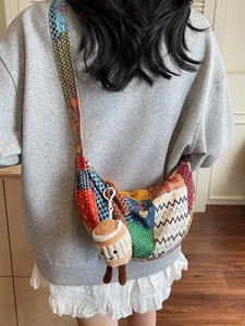 Borsa hobo patchwork bohémien con motivi colorati e ciondolo a tazza di caffè