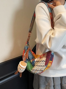 Borsa a spalla patchwork in tela con motivi geometrici colorati e ciondolo di peluche
