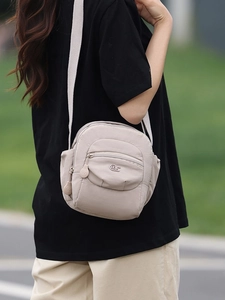 Sac bandoulière polyvalent en nylon beige avec poches multiples et style sportif chic