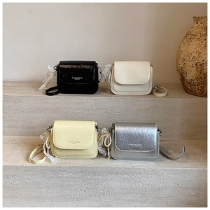 Mini sacs bandoulière texturés en quatre couleurs avec détails perles et dentelle