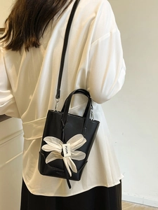 Schwarze Mini-Umhängetasche aus Leder mit weißer Tüllblume und schmalem Schultergurt