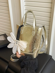 Goldene Mini-Tote-Bag in Metallic-Optik mit Knitterstruktur und verstellbarem Riemen