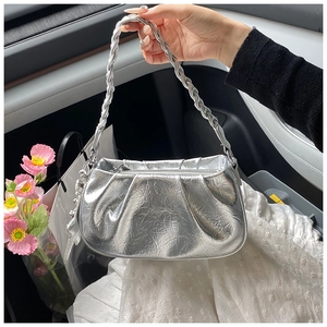 Détail du sac nuage argenté plissé avec texture métallique et charm étoile argentée