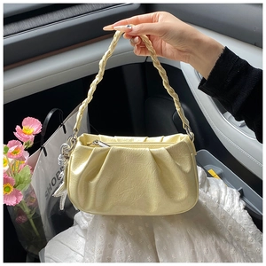 Vue détaillée du sac nuage en cuir ciré jaune avec poignée tressée et breloque étoile