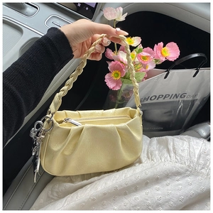Détails du sac jaune plissé en cuir ciré avec poignée tressée et fermeture éclair argentée