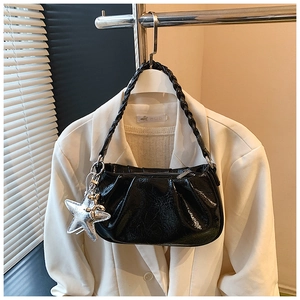 Détail du sac nuage en cuir ciré noir brillant avec poignée tressée et breloque étoile argent