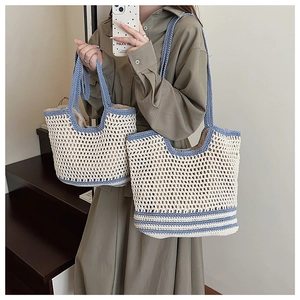 Dettaglio del set di borse tote intrecciate in blu e crema con design a rete