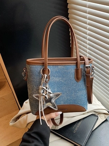 Sac Seau en Denim Décontracté pour Femmes Avec Pendentif Étoile Patchwork en Cuir PU Petit Fourre-tout Bandoulière Réglable Quotidien