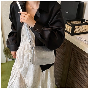 Sac bandoulière en cuir argenté texturé avec nœud en dentelle et fermeture à rabat chic