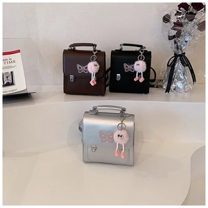 Détails de trois sacs à dos en cuir PU avec broderie papillon et breloques en peluche