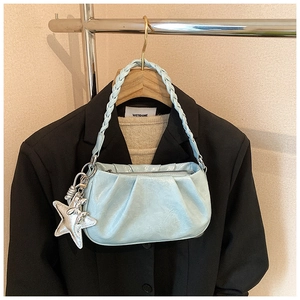 Détail du sac nuage plissé bleu clair avec poignée tressée et breloque en étoile