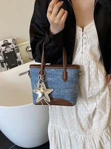 Sac seau en denim avec bordure en cuir marron et pendentif étoile argenté, sac bandoulière