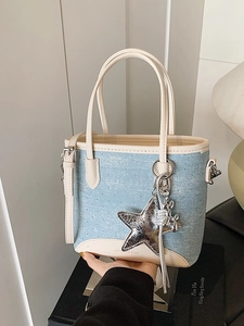Sac fourre-tout en denim bleu avec lanières en cuir blanc et breloques étoiles en argent